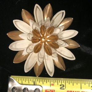 VINTAGE WHITE AND GOLD FLOWER BROOCH